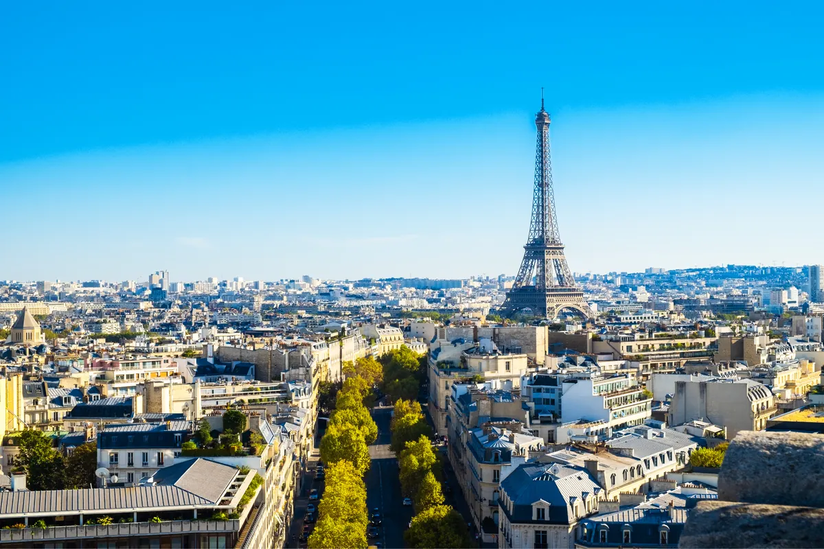 Vue sur les toits de Paris et la tour Eiffel