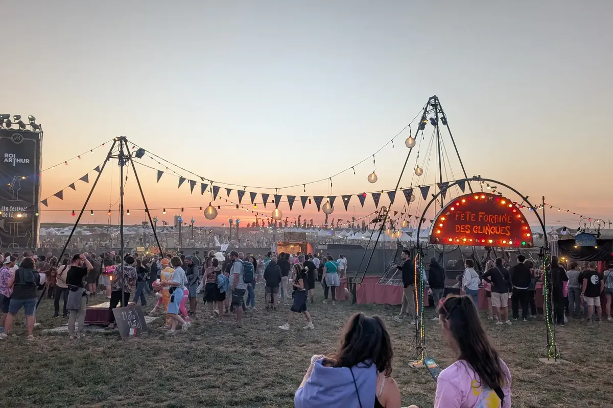 Fête médiévale au coucher du soleil, événement soutenu par LODIGROUP